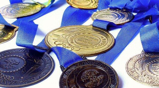 فیلم فراوری مدال و سکوهای المپیک توکیو با مواد بازیافتی