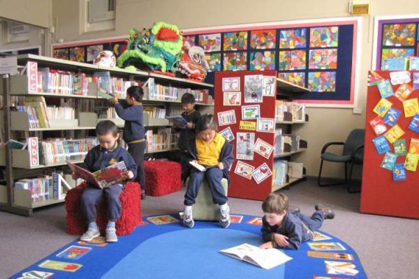 کمپین ملک الشعراهای بریتانیا برای بازسازی کتابخانه های مدارس
