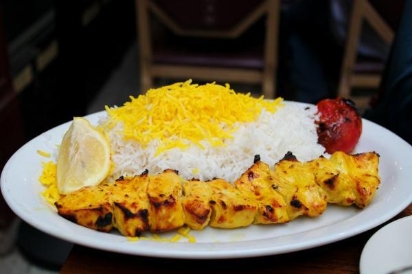طرز تهیه قورمه سبزی مجلسی؛ رازهای روغن انداختن و سبزی اصیل